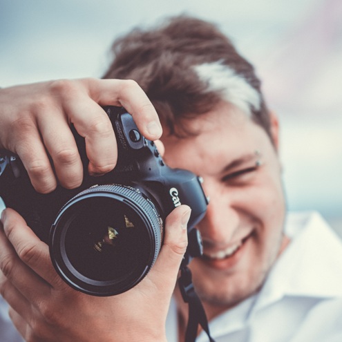Fotograf Fabian von Fokusnah mit einer Kamera in der Hand